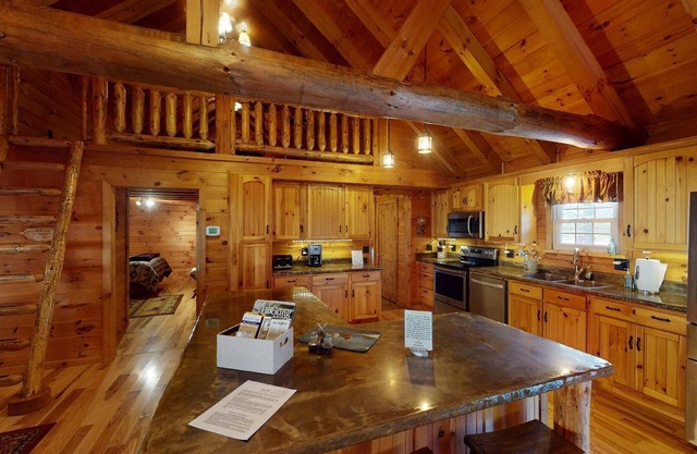 Knotty Pine cabin w/pond, hot tub, pool table close to hiking
