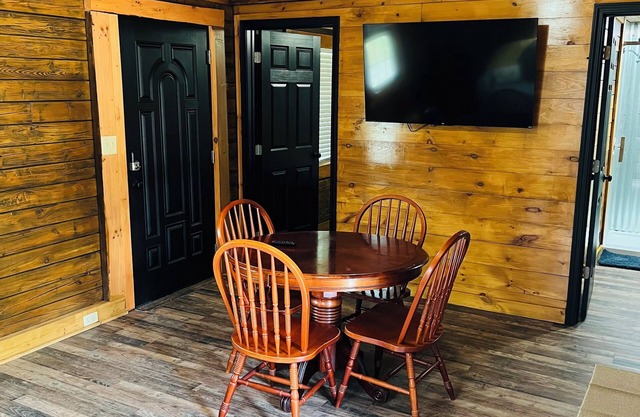 Knotty Pine- Handcrafted Cozy Cabin-Pet Friendly- Hot Tub-Excellent WiFi- RRG