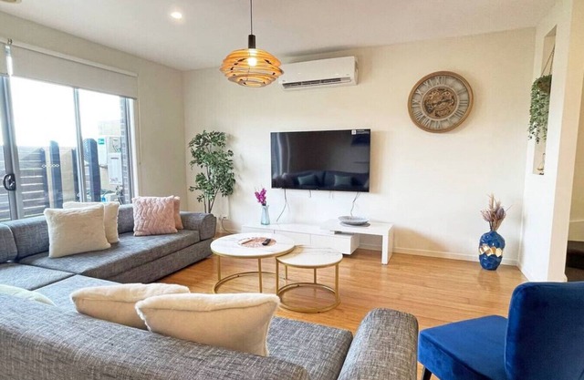 Knoxfield 4-BRM Retreat Home Golf Course Free WiFi