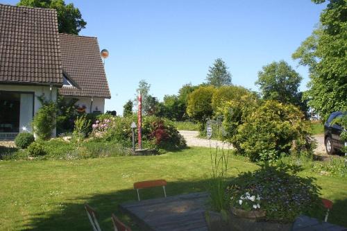 Kobs - FeWo inmitten der Natur mit zwei Bädern, Terrasse und gemütlichem Wohn- und Esszimmer