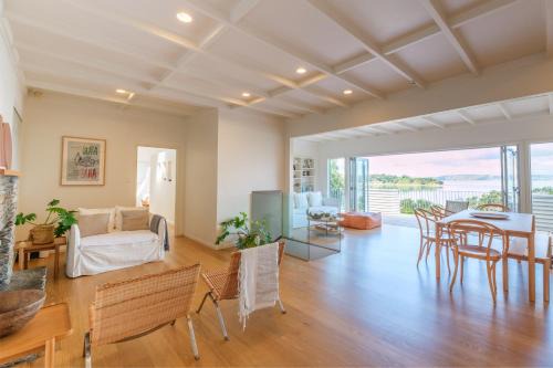 Koi Waiheke with private beach access and mooring
