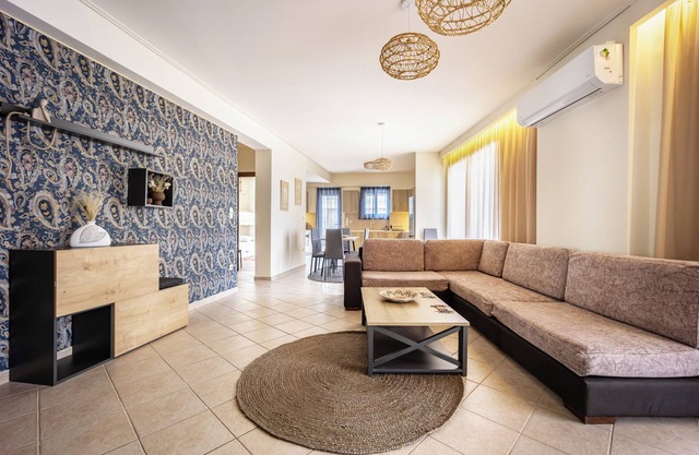 Komis House,Elegant 3BR City Retreat with Private Terraces-Near Metro
