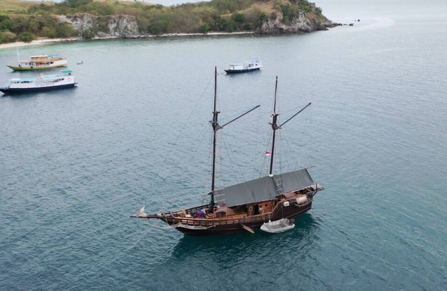 Komodo Pirate Boat - Phinisi Liveaboard