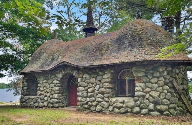 Kona Hobbit House Cozy Getaway on the Lake