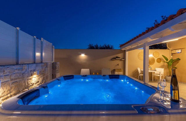Konstantinos luxury suite, with hot tub, 2 min from the beach!
