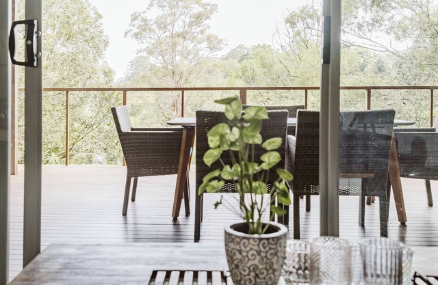Kookaburra - Private One Bedroom Cottage with Lake View