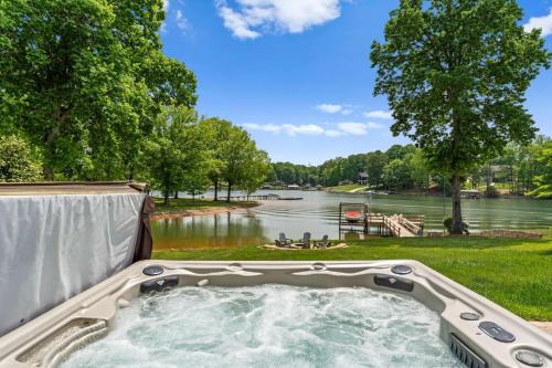 Kool Breeze by AvantStay Boat Ramp Hot Tub