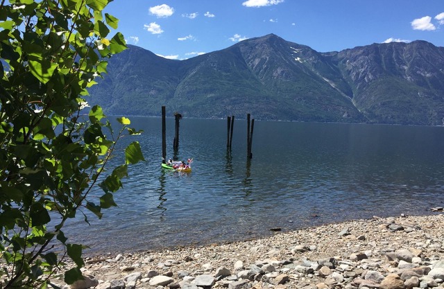 Cabina junto a la montaña de Kootenay Lake Lodge: cocina, baño, acceso a la playa y acceso gratuito a Wi-Fi
