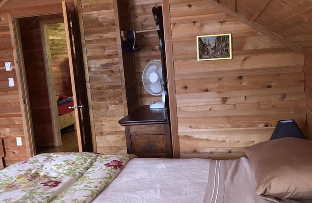 Kootenay Lake Lodge Waterfront Log Chalet - justo en el agua - wifi gratis