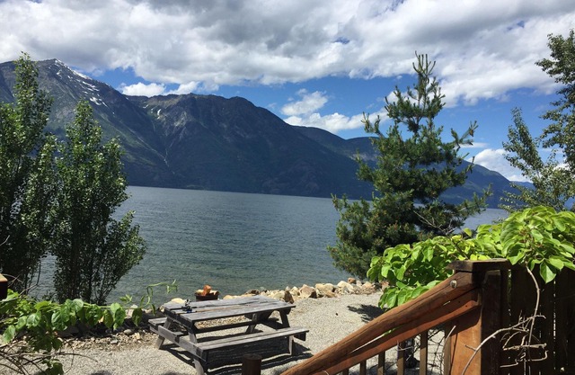 Kootenay Lake Lodge Waterfront Log Chalet - justo en el agua - wifi gratis