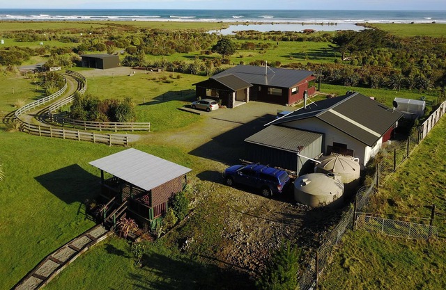 Koru Beach Cabin & B&B Homestay