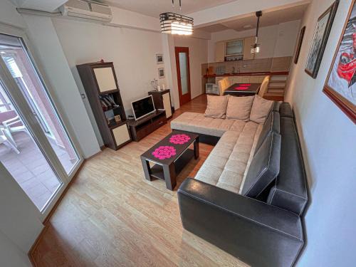 Korun's Lakeview Apartment