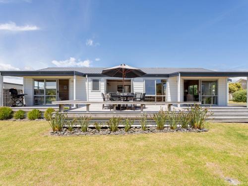 Kowhai Retreat - Matarangi Holiday Home