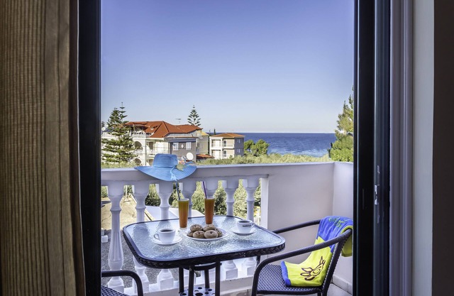 Kozanos II Studio for 4, 150m from the beach!!