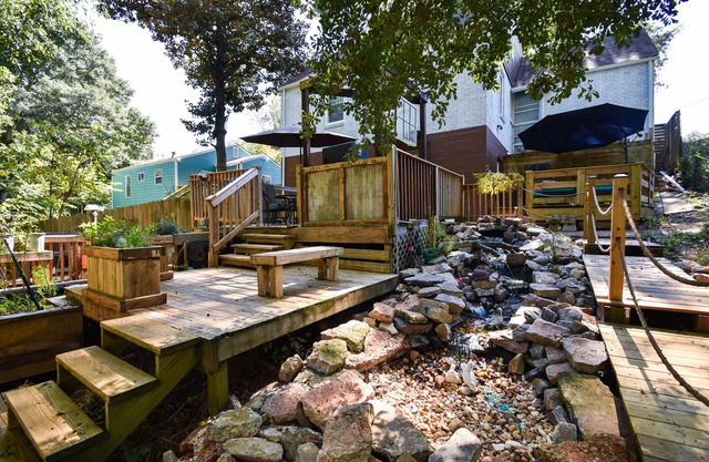 Kozy 2 bedroom close to airport with relaxing outdoor space