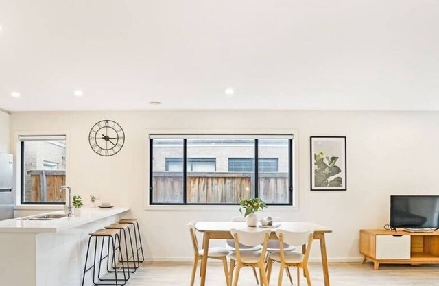 KozyGuru | Greenvale | Charming 7 Bed House