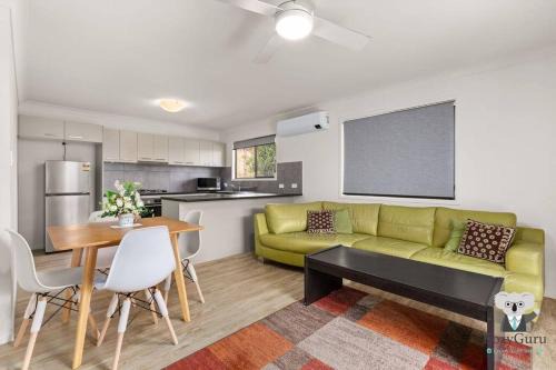 KozyGuru/Mt Gravatt East/3 Bed House QMG030