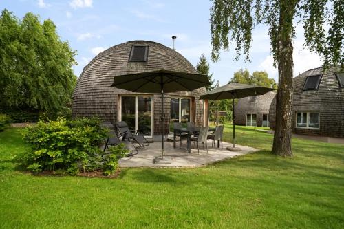 Kugelhaus Kia - Modernes Kugelhaus mit klarer Linie und Naturbezug am Tollensesee