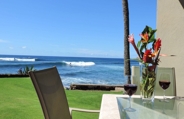 Kuhio Shores 119 - Condominio de dos habitaciones con vista al mar de aguas blancas con A / C