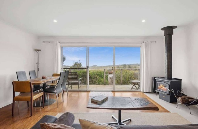 Kurrawong Beach Retreats I Ocean & Lighthouse View