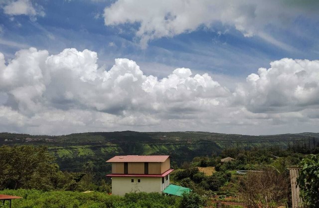 Hermosa villa con vistas al campo de fresas