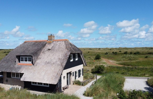 Kwikstaart a large villa with sauna and unobstructed dune view to the sea.