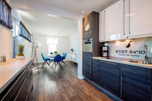 KYST 5410 Floating Home 2