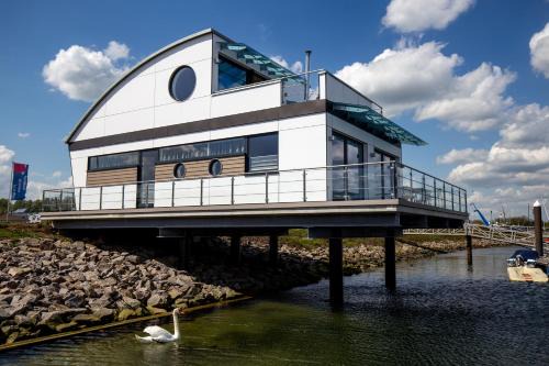KYST 5410 Floating Home 1