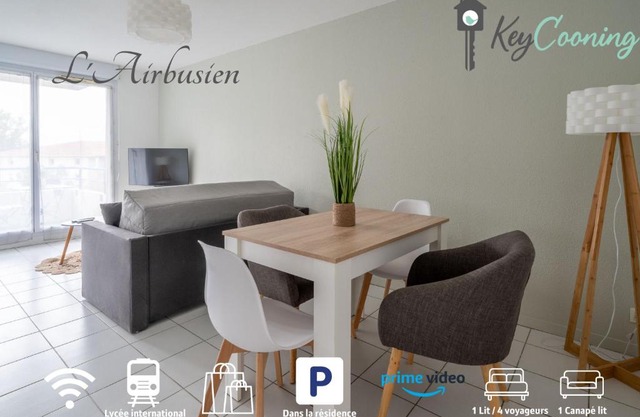 L'Airbusien - Terrasse et parking - Airbus à coté