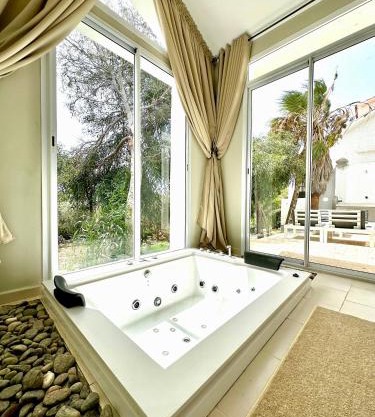 L'Amina - Peaceful 1BR Retreat with Cold Jacuzzi