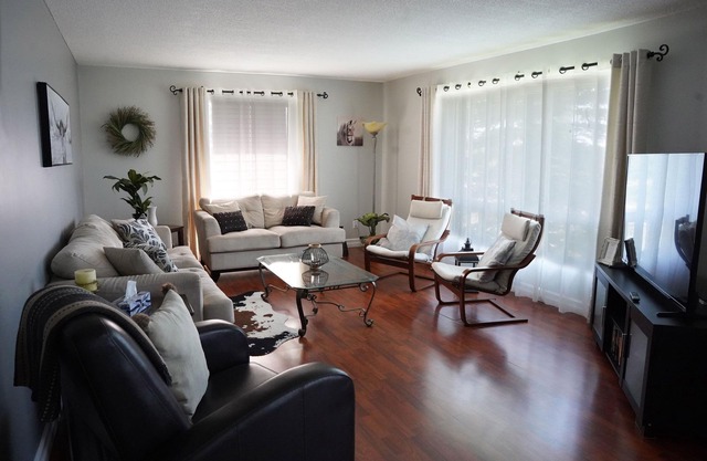 L’ Auberge - Spacious Home with 2 Bay Heated Garage