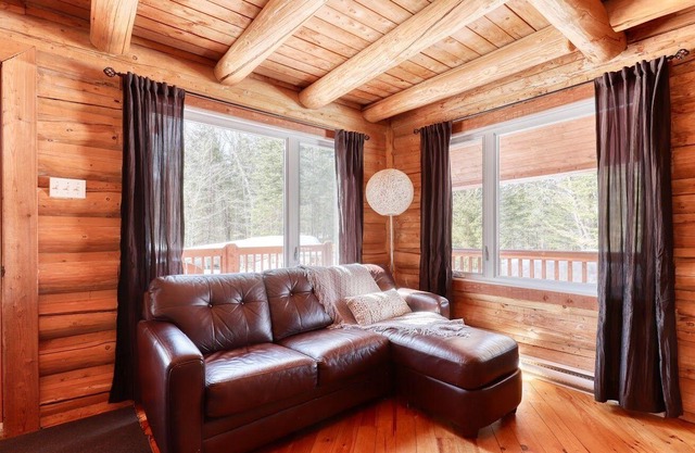"L'Autentique, four-season log cabin