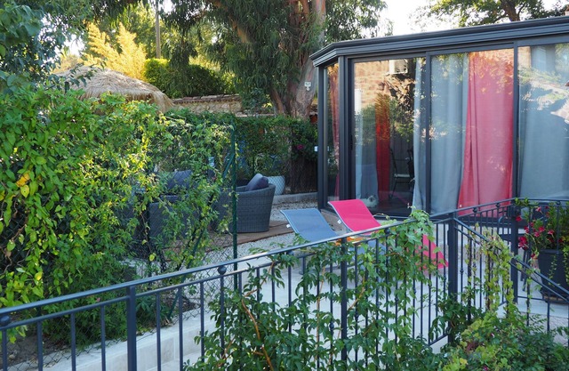 L'Eucalyptus, mazet not overlooked, beautiful private outdoor space