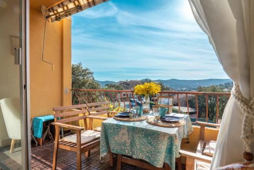 L'Odyssée provençale, un duplex de charme de 2 chambres au pied du village médiéval de Bormes-les-Mimosas, offrant des prestations haut de gamme et une superbe vue sur le Massif des Maures