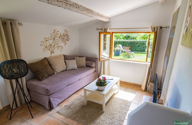 L'Olivier, single-storey mazet, beautiful outdoor space and pergolas.