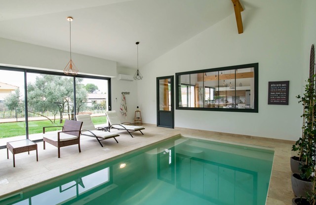 L Oulivastre: Villa con piscina cubierta.