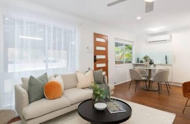 L143Up 3BR/2BA House w Parking Close to Eastwood Beach