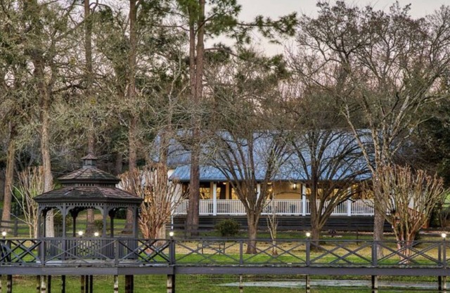 La Bahia Retreat - A Private Country Estate with 3 Houses, Swimming Pool & Pond