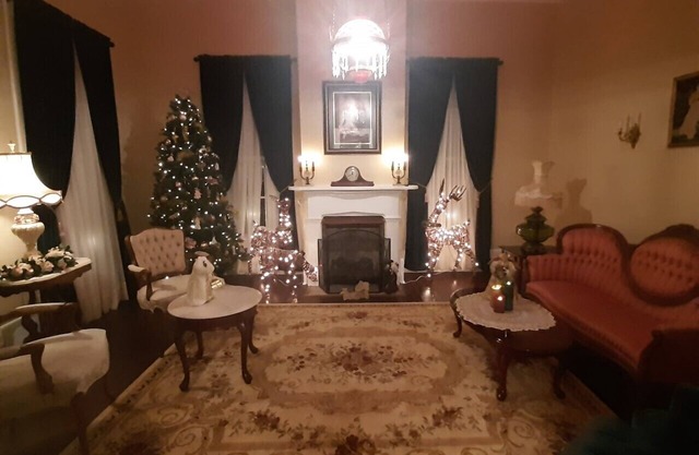 LA BELLE MAISON - Beautiful 1850 Historical home just across from Lions Park!