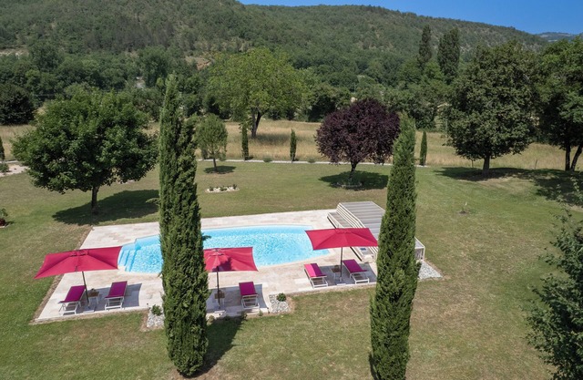 PIEDRA EN LA campo con piscina