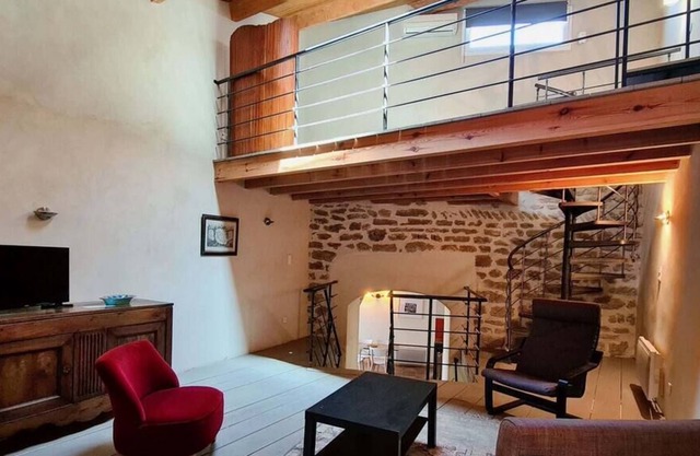 La Bousquetière, village house with a loft style.