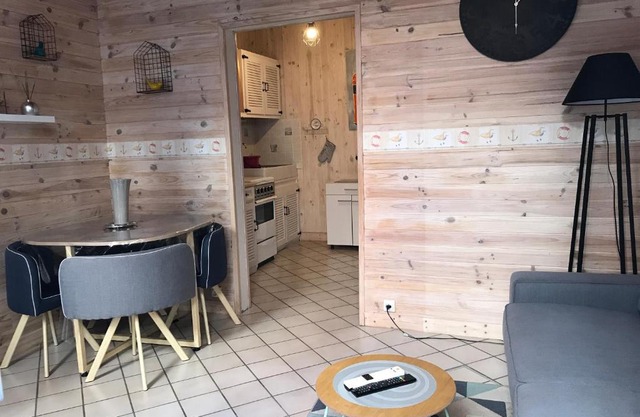 La caïque maison a 100 m de la plage et des falaises