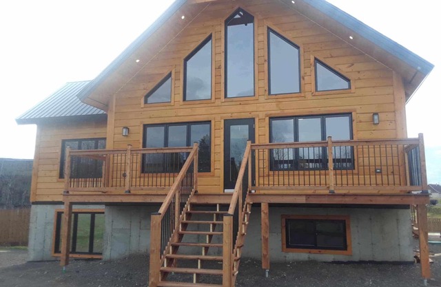 La Cabane aux Chevaux Rustic chalet with view of the horses