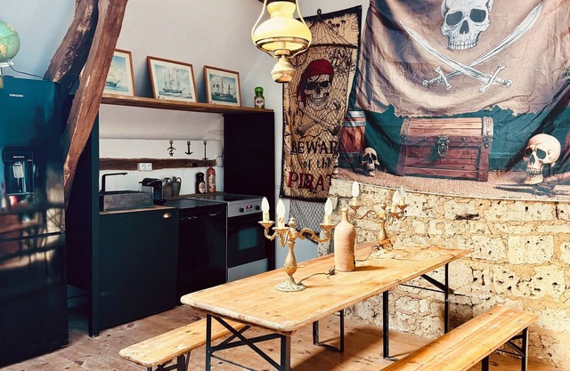 La cachette des pirates/unusual accommodation Jacuzzi, movies and popcorn!
