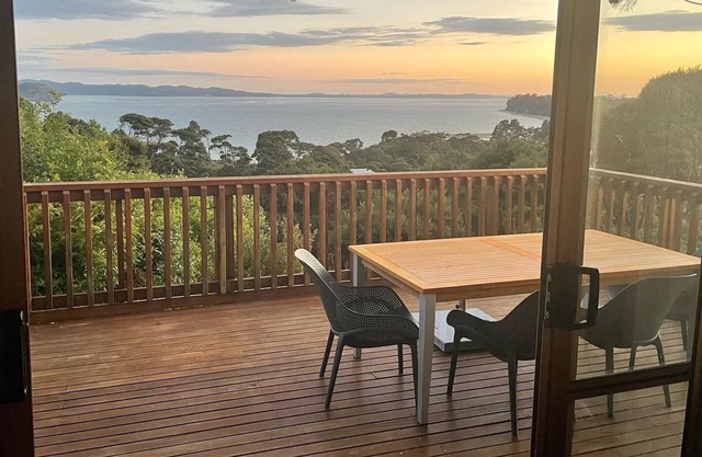 La Cachette is a charming Kiwi bach in native bush with stunning harbour views.