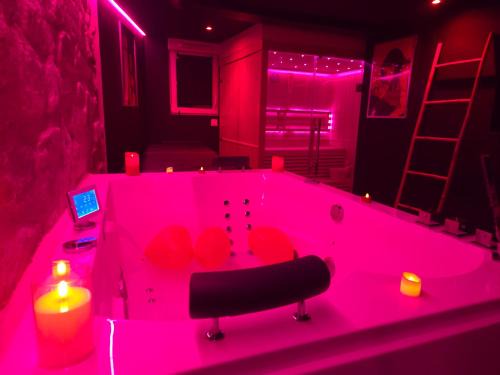 La Cachette Secrete - Love Room à Caen en Normandie avec Balnéo et Sauna Privatif