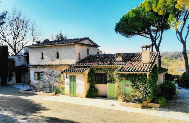 La Campanette, surrounded by nature with its magnificent 4 x 15 m swimming pool.