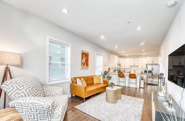 "La Casa Bianca" Fabulous 3 Bed Home next to H St & Union Market