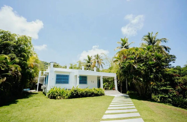 La Casa Blanca "jungle oasis" short walk to beach