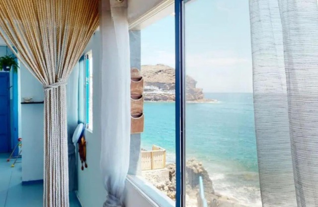 La casa con terraza privada sobre el mar